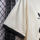 Camisa Everton Third III 2024/25 Torcedor Masculina - modelo bege, uniforme alternativo da temporada com design elegante, escudo do Everton bordado e detalhes modernos inspirados na tradição do clube.