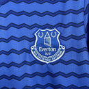 Camisa Everton Home I 2025/26 Torcedor Masculina - modelo azul, uniforme principal da temporada, com escudo do Everton bordado no peito e detalhes brancos que destacam o design clássico do clube.