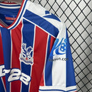 Camisa Crystal Palace Home I 2025/26 Torcedor Masculina - modelo azul e vermelho, uniforme principal da temporada, com listras verticais tradicionais, escudo do Crystal Palace bordado e design moderno que representa as cores icônicas do clube.