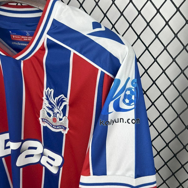 Camisa Crystal Palace Home I 2025/26 Torcedor Masculina - modelo azul e vermelho, uniforme principal da temporada, com listras verticais tradicionais, escudo do Crystal Palace bordado e design moderno que representa as cores icônicas do clube.