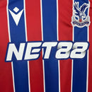 Camisa Crystal Palace Home I 2025/26 Torcedor Masculina - modelo azul e vermelho, uniforme principal da temporada, com listras verticais tradicionais, escudo do Crystal Palace bordado e design moderno que representa as cores icônicas do clube.