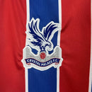 Camisa Crystal Palace Home I 2025/26 Torcedor Masculina - modelo azul e vermelho, uniforme principal da temporada, com listras verticais tradicionais, escudo do Crystal Palace bordado e design moderno que representa as cores icônicas do clube.