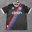Camisa Crystal Palace Third III 2022/23 Torcedor Masculina - modelo preto, uniforme alternativo da temporada, com detalhes sutis em cinza e o escudo do Crystal Palace bordado no peito, design moderno e elegante produzido pela Puma.