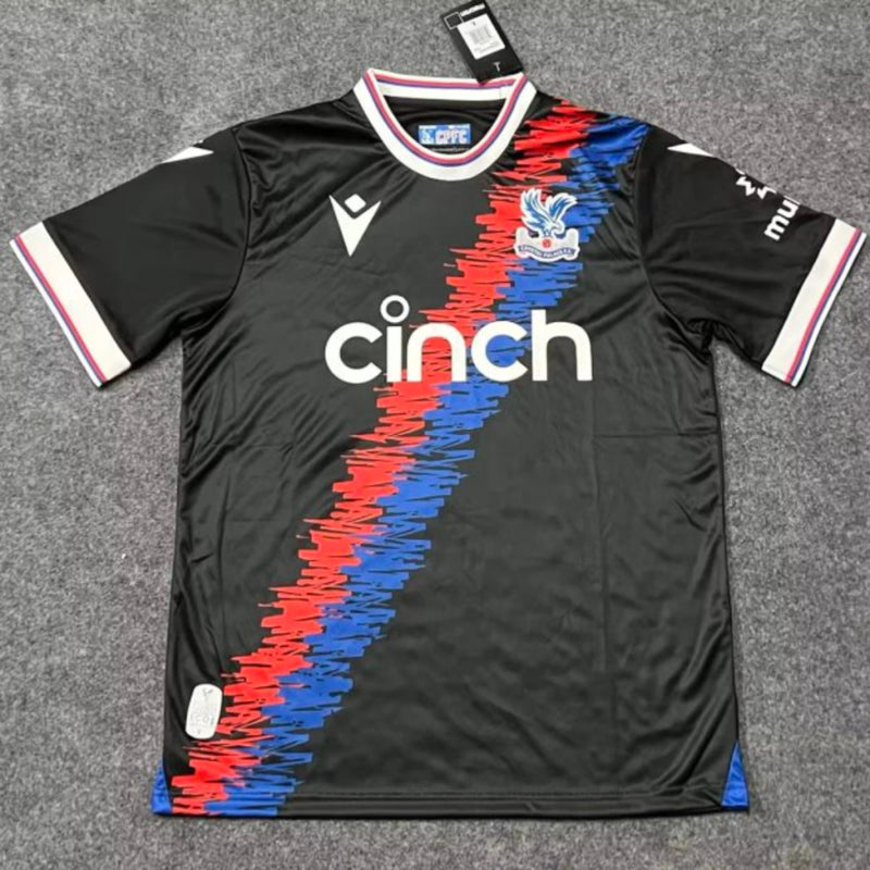 Camisa Crystal Palace Third III 2022/23 Torcedor Masculina - modelo preto, uniforme alternativo da temporada, com detalhes sutis em cinza e o escudo do Crystal Palace bordado no peito, design moderno e elegante produzido pela Puma.
