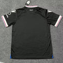 Camisa Crystal Palace Third III 2022/23 Torcedor Masculina - modelo preto, uniforme alternativo da temporada, com detalhes sutis em cinza e o escudo do Crystal Palace bordado no peito, design moderno e elegante produzido pela Puma.