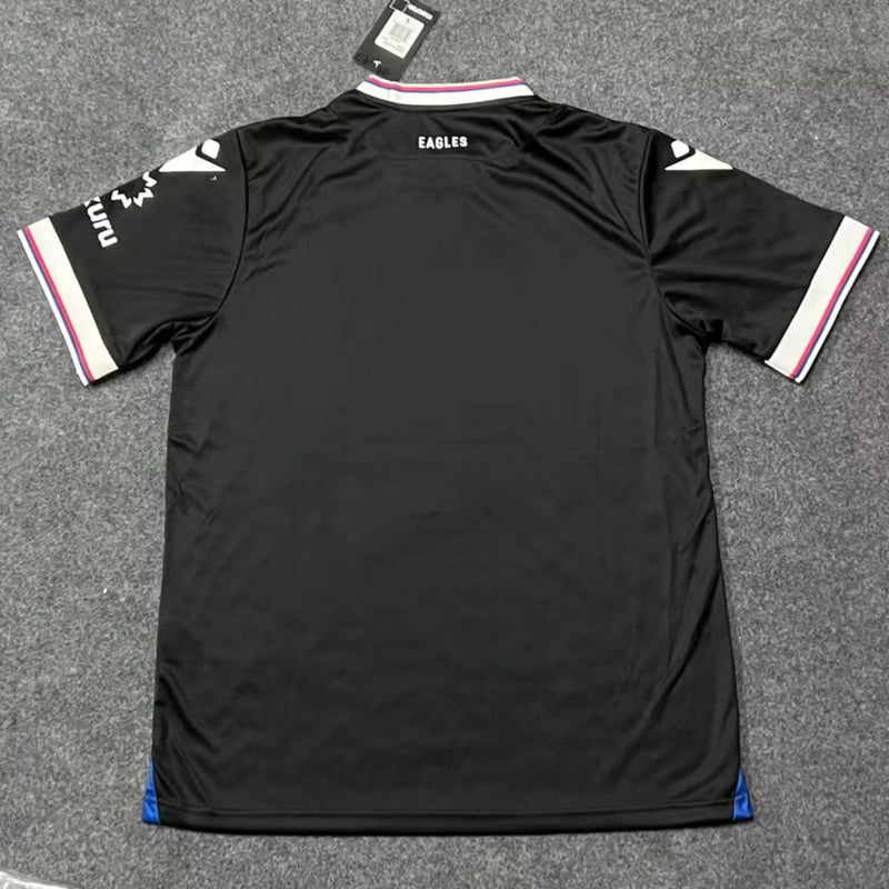 Camisa Crystal Palace Third III 2022/23 Torcedor Masculina - modelo preto, uniforme alternativo da temporada, com detalhes sutis em cinza e o escudo do Crystal Palace bordado no peito, design moderno e elegante produzido pela Puma.
