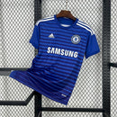 Camisa Chelsea Home I 2014/15 Adidas Retrô Masculina - modelo azul com listras horizontais sutis, três listras brancas nos ombros, escudo do Chelsea bordado no peito e design clássico da temporada 2014/15, produzido pela Adidas.