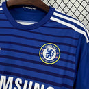 Camisa Chelsea Home I 2014/15 Adidas Retrô Masculina - modelo azul com listras horizontais sutis, três listras brancas nos ombros, escudo do Chelsea bordado no peito e design clássico da temporada 2014/15, produzido pela Adidas.