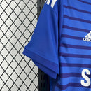 Camisa Chelsea Home I 2014/15 Adidas Retrô Masculina - modelo azul com listras horizontais sutis, três listras brancas nos ombros, escudo do Chelsea bordado no peito e design clássico da temporada 2014/15, produzido pela Adidas.