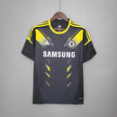 Camisa Chelsea Third III 2012/13 Adidas Torcedor Masculina - modelo preto com detalhes em dourado, três listras douradas nos ombros, escudo do Chelsea bordado no peito e logotipo da Adidas centralizado, design clássico da temporada 2012/13.