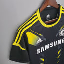 Camisa Chelsea Third III 2012/13 Adidas Torcedor Masculina - modelo preto com detalhes em dourado, três listras douradas nos ombros, escudo do Chelsea bordado no peito e logotipo da Adidas centralizado, design clássico da temporada 2012/13.