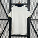 Camisa Chelsea Away II 2011/12 Adidas Retrô Masculina - modelo branco com faixa azul e preta em degradê no peito, três listras azuis nos ombros, escudo do Chelsea bordado e logotipo da Adidas no centro, design clássico da temporada 2011/12.