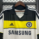 Camisa Chelsea Away II 2011/12 Adidas Retrô Masculina - modelo branco com faixa azul e preta em degradê no peito, três listras azuis nos ombros, escudo do Chelsea bordado e logotipo da Adidas no centro, design clássico da temporada 2011/12.