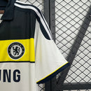 Camisa Chelsea Away II 2011/12 Adidas Retrô Masculina - modelo branco com faixa azul e preta em degradê no peito, três listras azuis nos ombros, escudo do Chelsea bordado e logotipo da Adidas no centro, design clássico da temporada 2011/12.