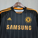 Camisa Chelsea Away II 2010/11 Adidas Retrô Masculina - modelo preto com detalhes em azul nas laterais e gola, três listras azuis nos ombros, escudo do Chelsea bordado no peito e logotipo da Adidas centralizado, estilo retrô da temporada 2010/11