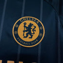 Camisa Chelsea Away II 2010/11 Adidas Retrô Masculina - modelo preto com detalhes em azul nas laterais e gola, três listras azuis nos ombros, escudo do Chelsea bordado no peito e logotipo da Adidas centralizado, estilo retrô da temporada 2010/11