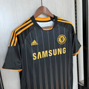 Camisa Chelsea Away II 2010/11 Adidas Retrô Masculina - modelo preto com detalhes em azul nas laterais e gola, três listras azuis nos ombros, escudo do Chelsea bordado no peito e logotipo da Adidas centralizado, estilo retrô da temporada 2010/11