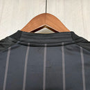 Camisa Chelsea Away II 2010/11 Adidas Retrô Masculina - modelo preto com detalhes em azul nas laterais e gola, três listras azuis nos ombros, escudo do Chelsea bordado no peito e logotipo da Adidas centralizado, estilo retrô da temporada 2010/11