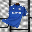 Camisa Chelsea Home I 2009/10 Adidas Retrô Masculina - modelo azul clássico com gola polo branca, três listras brancas nos ombros, escudo do Chelsea bordado no peito e logotipo da Adidas centralizado, design retrô inspirado na temporada 2009/10.