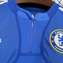 Camisa Chelsea Home I 2009/10 Adidas Retrô Masculina - modelo azul clássico com gola polo branca, três listras brancas nos ombros, escudo do Chelsea bordado no peito e logotipo da Adidas centralizado, design retrô inspirado na temporada 2009/10.