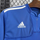 Camisa Chelsea Home I 2009/10 Adidas Retrô Masculina - modelo azul clássico com gola polo branca, três listras brancas nos ombros, escudo do Chelsea bordado no peito e logotipo da Adidas centralizado, design retrô inspirado na temporada 2009/10.