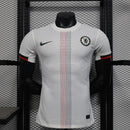 Camisa Chelsea Away II 2025/26 Nike Jogador Masculina - modelo branco com detalhes modernos em azul, escudo do Chelsea bordado no peito, logotipo da Nike em destaque, tecido tecnológico de performance e design elegante da linha jogador da temporada 2025/26.