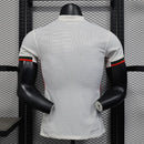 Camisa Chelsea Away II 2025/26 Nike Jogador Masculina - modelo branco com detalhes modernos em azul, escudo do Chelsea bordado no peito, logotipo da Nike em destaque, tecido tecnológico de performance e design elegante da linha jogador da temporada 2025/26.