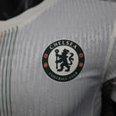 Camisa Chelsea Away II 2025/26 Nike Jogador Masculina - modelo branco com detalhes modernos em azul, escudo do Chelsea bordado no peito, logotipo da Nike em destaque, tecido tecnológico de performance e design elegante da linha jogador da temporada 2025/26.