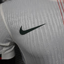 Camisa Chelsea Away II 2025/26 Nike Jogador Masculina - modelo branco com detalhes modernos em azul, escudo do Chelsea bordado no peito, logotipo da Nike em destaque, tecido tecnológico de performance e design elegante da linha jogador da temporada 2025/26.