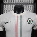 Camisa Chelsea Away II 2025/26 Nike Jogador Masculina - modelo branco com detalhes modernos em azul, escudo do Chelsea bordado no peito, logotipo da Nike em destaque, tecido tecnológico de performance e design elegante da linha jogador da temporada 2025/26.