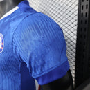 Camisa Chelsea Home I 2025/26 Nike Jogador Masculina - modelo azul clássico com detalhes sutis em dourado, escudo do Chelsea bordado no peito, logotipo da Nike em destaque, tecido leve de alta performance e design autêntico da linha jogador da temporada 2025/26.