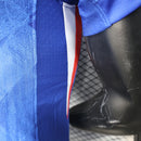 Camisa Chelsea Home I 2025/26 Nike Jogador Masculina - modelo azul clássico com detalhes sutis em dourado, escudo do Chelsea bordado no peito, logotipo da Nike em destaque, tecido leve de alta performance e design autêntico da linha jogador da temporada 2025/26.