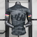 Camisa Chelsea Third III 2024/25 Nike Jogador Masculina - modelo preto elegante com detalhes sutis em cinza e azul, escudo do Chelsea bordado no peito, logo da Nike aplicado, tecido tecnológico de alta performance e design moderno da linha jogador da temporada 2024/25.