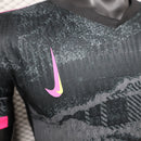 Camisa Chelsea Third III 2024/25 Nike Jogador Masculina - modelo preto elegante com detalhes sutis em cinza e azul, escudo do Chelsea bordado no peito, logo da Nike aplicado, tecido tecnológico de alta performance e design moderno da linha jogador da temporada 2024/25.