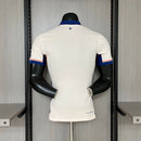 Camisa Chelsea Away II 2024/25 Nike Jogador Masculina - modelo branco com detalhes em azul e dourado, escudo do Chelsea bordado no peito, logo da Nike aplicado, gola redonda moderna, tecido tecnológico de alta performance e design exclusivo da linha jogador 2024/25.