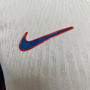 Camisa Chelsea Away II 2024/25 Nike Jogador Masculina - modelo branco com detalhes em azul e dourado, escudo do Chelsea bordado no peito, logo da Nike aplicado, gola redonda moderna, tecido tecnológico de alta performance e design exclusivo da linha jogador 2024/25.