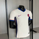 Camisa Chelsea Away II 2024/25 Nike Jogador Masculina - modelo branco com detalhes em azul e dourado, escudo do Chelsea bordado no peito, logo da Nike aplicado, gola redonda moderna, tecido tecnológico de alta performance e design exclusivo da linha jogador 2024/25.
