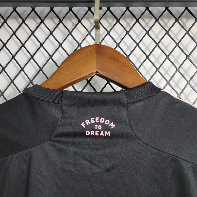 "Kit Infantil Inter Miami Away 2024/25 Adidas – camisa rosa vibrante com detalhes em preto e shorts combinando, uniforme infantil oficial do Inter Miami, leve, respirável e confortável para crianças de 3 a 13 anos."