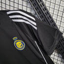 Camisa Al-Nassr Treino 2024/25 Adidas Torcedor Masculina azul marinho com detalhes amarelos, escudo do Al-Nassr no peito e logo Adidas, modelo oficial para treinos e uso casual.