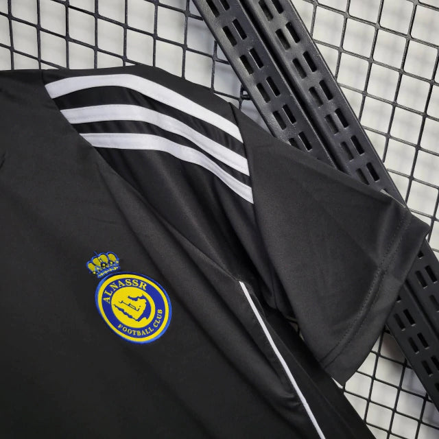 Camisa Al-Nassr Treino 2024/25 Adidas Torcedor Masculina azul marinho com detalhes amarelos, escudo do Al-Nassr no peito e logo Adidas, modelo oficial para treinos e uso casual.