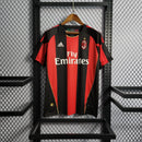 Camisa AC Milan Home I 2010/11 Adidas Retrô Masculina vermelho e preto listrado com escudo bordado e gola careca clássica, ideal para torcedores e colecionadores