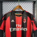 Camisa AC Milan Home I 2010/11 Adidas Retrô Masculina vermelho e preto listrado com escudo bordado e gola careca clássica, ideal para torcedores e colecionadores