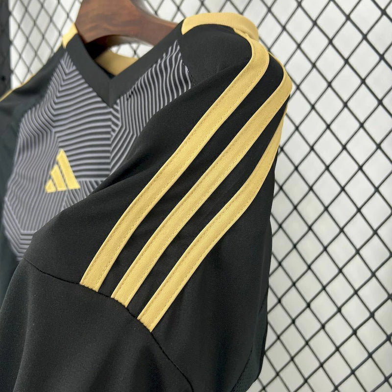 Texto alternativo (alt text):
Camisa Al-Ahli Third (3) 2024/25 Adidas Torcedor Masculina com design moderno em cores contrastantes, escudo oficial estampado e tecido leve com tecnologia Aeroready para alta respirabilidade.

