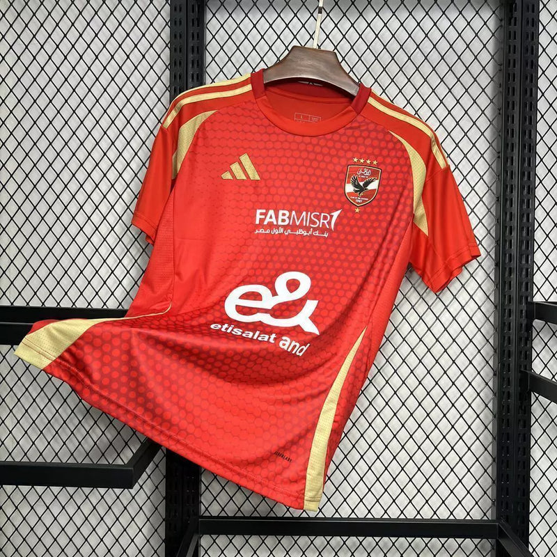 Texto alternativo (alt text):
Camisa Al-Ahly Home (1) 2024/25 Adidas Torcedor Masculina vermelha com detalhes em branco, escudo oficial bordado e tecido leve com tecnologia Aeroready para alta respirabilidade.


