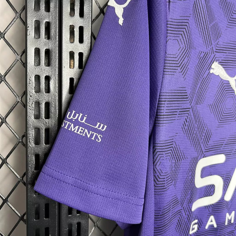 Camisa Al-Hilal Third (3) 2024/25 Puma Torcedor Masculina com design moderno em azul e detalhes contrastantes, escudo do clube estampado e tecido leve com tecnologia DryCELL.