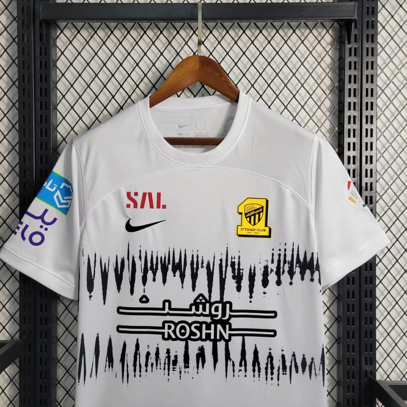 Texto alternativo (alt text):
Camisa Al-Ittihad Away (2) 2023/24 Nike Torcedor Masculina com design moderno em cores contrastantes, escudo oficial estampado e tecido leve com tecnologia Dri-FIT para alta respirabilidade.

