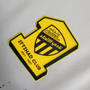 Texto alternativo (alt text):
Camisa Al-Ittihad Away (2) 2023/24 Nike Torcedor Masculina com design moderno em cores contrastantes, escudo oficial estampado e tecido leve com tecnologia Dri-FIT para alta respirabilidade.

