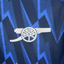 Camisa Arsenal Away II 2025/26 Adidas Torcedor Masculina azul com detalhes brancos e dourados, escudo bordado e tecnologia AEROREADY.