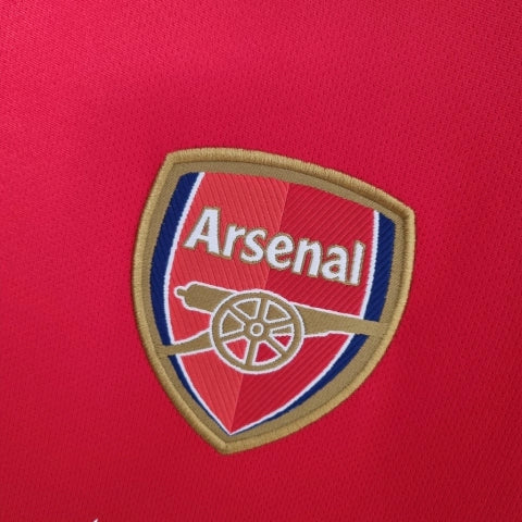 Camisa Arsenal Home I 2022/23 Adidas Retrô Masculina vermelha com detalhes clássicos e escudo aplicado.