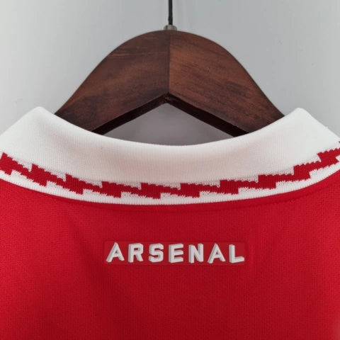 Camisa Arsenal Home I 2022/23 Adidas Retrô Masculina vermelha com detalhes clássicos e escudo aplicado.